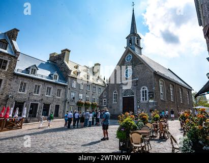 Bezaubernder Sommertag am Place Royale und Blick auf die Kirche notre Dame des victoires in Québec City. Stockfoto