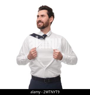 Glücklicher Geschäftsmann, der ein Superheldenkostüm unter dem Anzug auf weißem Hintergrund trägt Stockfoto