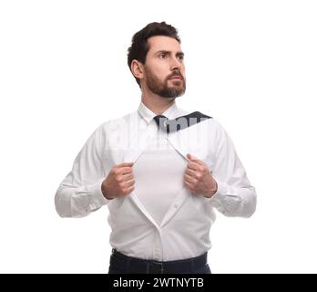 Geschäftsmann trägt Superheldenkostüm unter Anzug auf weißem Hintergrund Stockfoto