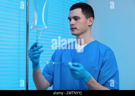 Krankenschwester, die IV-Tropf im Krankenhaus einrichtet Stockfoto