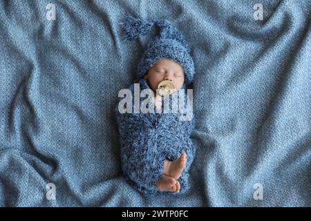 Süßes Neugeborenes, das auf einer Decke schläft, Draufsicht Stockfoto