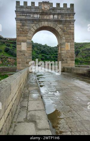 Triumphbogen der Trajanbrücke in Alcantara, römische Steinbogenbrücke, kleiner römischer Tempel auf der linken Uferseite im Hintergrund, Caceres, Spanien Stockfoto