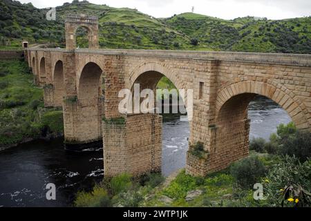 Trajan's Bridge in Alcantara, römische Steinbogenbrücke, erbaut zwischen 104 und 106 n. Chr. über den Tejo, Alcantara, Provinz Caceres, Spanien Stockfoto