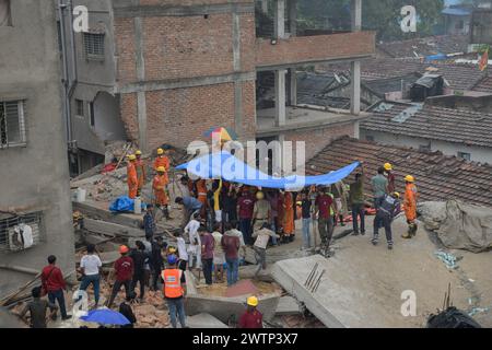 Kalkutta, Indien. März 2024. Mitglieder der National Disaster Response Force (NDRF) suchen nach Überlebenden, nachdem ein Unterbaugebäude einstürzt. Mindestens acht Menschen wurden getötet und mehrere weitere verletzt, nachdem ein fünfstöckiges Unterbaugebäude im Garden REACH Bereich von Kalkutta einstürzte. Quelle: SOPA Images Limited/Alamy Live News Stockfoto