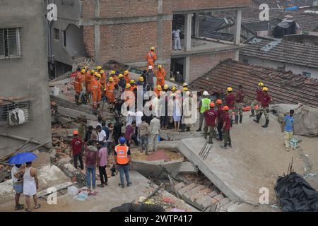 Kalkutta, Indien. März 2024. Mitglieder der National Disaster Response Force (NDRF) suchen nach Überlebenden, nachdem ein Unterbaugebäude einstürzt. Mindestens acht Menschen wurden getötet und mehrere weitere verletzt, nachdem ein fünfstöckiges Unterbaugebäude im Garden REACH Bereich von Kalkutta einstürzte. (Foto: Avijit Ghosh/SOPA Images/SIPA USA) Credit: SIPA USA/Alamy Live News Stockfoto