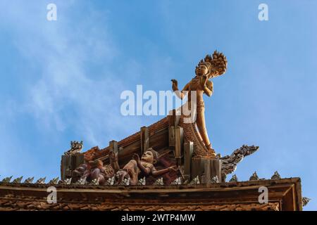 Nahaufnahme auf dem Dach des Heiligtums der Wahrheit, Pattaya, Thailand. Holztempel, breit auf Khmer-Architektur, ausgestellt in einem ruhigen, zeitlosen setti Stockfoto