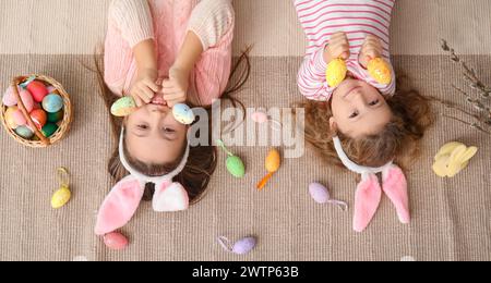 Kleine Mädchen in Hasenohren und mit Ostereiern, Blick von oben Stockfoto