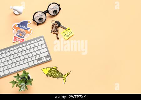 Kartonschlüssel, Haftnotiz und Computertastatur auf beigefarbenem Hintergrund. April-Narrentag-Streich Stockfoto