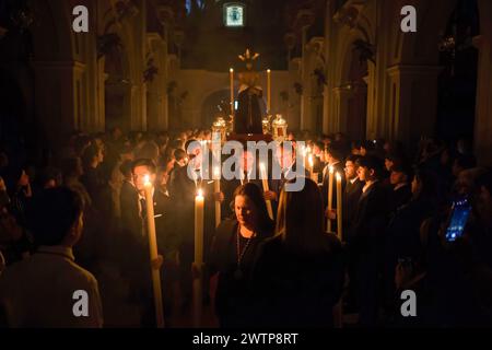 Malaga, Spanien. März 2024. Bußleute aus der Bruderschaft „Humildad“ werden mit Kerzen gesehen, während sie am Kreuzgang der Statue Christi in ihren Wagen in der Kirche Santuario de la Victoria vor Beginn der Karwoche am Palmensonntag teilnehmen. In den letzten Wochen tragen Dutzende Brüderschaften ihre Ikonen in ihre Kirchen, die traditionellen Rituale, umgeben von Kerzenlicht, befolgen. Quelle: SOPA Images Limited/Alamy Live News Stockfoto