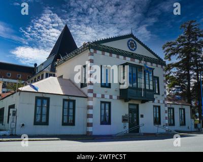 Altes Regierungsgebäude von Feuerland, Malvinas und Antarktis in der Stadt Ushuaia an einem sonnigen Tag Stockfoto