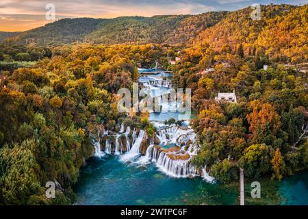 Krka, Kroatien - Panoramablick auf die wunderschönen Krka-Wasserfälle im Krka-Nationalpark an einem sonnigen Herbstmorgen mit farbenfrohen Herbstlaub und Stockfoto