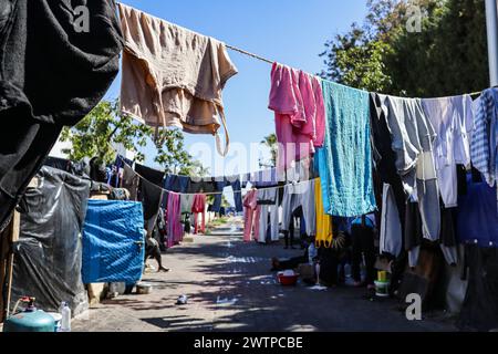 Tuni, Tunesien. März 2024. Tunis, Tunesien. 18. März 2024. Wäscheleinen in einem Lager afrikanischer Migranten südlich der Sahara in der Nähe des Hauptsitzes der Internationalen Organisation für Migration (IOM) in Tunis. Viele Migranten kommen in Tunesien mit dem Ziel an, den Mittelmeerübergang vom nordafrikanischen Land nach Europa zu versuchen, wobei Osttunesien ein Hauptausgangspunkt ist (Foto: © Hasan mrad/IMAGESLIVE via ZUMA Press Wire) NUR REDAKTIONELLE VERWENDUNG! Nicht für kommerzielle ZWECKE! Stockfoto