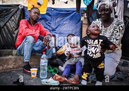 Tuni, Tunesien. März 2024. Tunis, Tunesien. 18. März 2024. Eine Familie in einem Lager afrikanischer Migranten südlich der Sahara in der Nähe des Hauptsitzes der Internationalen Organisation für Migration (IOM) in Tunis. Viele Migranten kommen in Tunesien mit dem Ziel an, den Mittelmeerübergang vom nordafrikanischen Land nach Europa zu versuchen, wobei Osttunesien ein Hauptausgangspunkt ist (Foto: © Hasan mrad/IMAGESLIVE via ZUMA Press Wire) NUR REDAKTIONELLE VERWENDUNG! Nicht für kommerzielle ZWECKE! Stockfoto