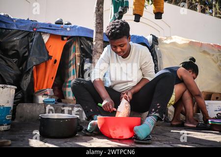 Tuni, Tunesien. März 2024. Tunis, Tunesien. 18. März 2024. Ein Lager irregulärer Migranten südlich der Sahara in der Nähe des Hauptsitzes der Internationalen Organisation für Migration (IOM) in Tunis. Viele Migranten kommen in Tunesien mit dem Ziel an, den Mittelmeerübergang vom nordafrikanischen Land nach Europa zu versuchen, wobei Osttunesien ein Hauptausgangspunkt ist (Foto: © Hasan mrad/IMAGESLIVE via ZUMA Press Wire) NUR REDAKTIONELLE VERWENDUNG! Nicht für kommerzielle ZWECKE! Stockfoto