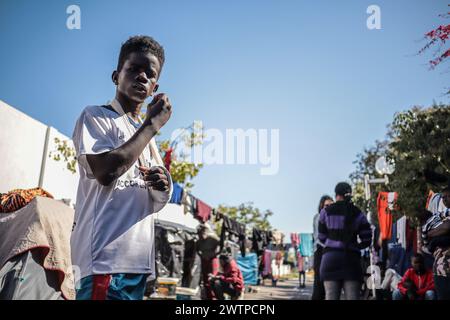 Tuni, Tunesien. März 2024. Tunis, Tunesien. 18. März 2024. Ein Lager irregulärer Migranten südlich der Sahara in der Nähe des Hauptsitzes der Internationalen Organisation für Migration (IOM) in Tunis. Viele Migranten kommen in Tunesien mit dem Ziel an, den Mittelmeerübergang vom nordafrikanischen Land nach Europa zu versuchen, wobei Osttunesien ein Hauptausgangspunkt ist (Foto: © Hasan mrad/IMAGESLIVE via ZUMA Press Wire) NUR REDAKTIONELLE VERWENDUNG! Nicht für kommerzielle ZWECKE! Stockfoto