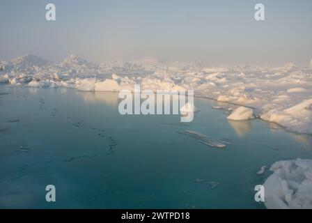 Meereslandschaft mit rauem Packeis über dem Chukchi-Meer im Frühling, vor der Küste des arktischen Dorfes Utqiagvik, arktisches Alaska Stockfoto