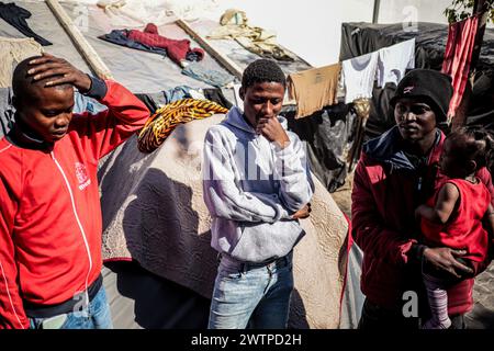 Tuni, Tunesien. März 2024. Tunis, Tunesien. 18. März 2024. Ein Lager irregulärer Migranten südlich der Sahara in der Nähe des Hauptsitzes der Internationalen Organisation für Migration (IOM) in Tunis. Viele Migranten kommen in Tunesien mit dem Ziel an, den Mittelmeerübergang vom nordafrikanischen Land nach Europa zu versuchen, wobei Osttunesien ein Hauptausgangspunkt ist (Foto: © Hasan mrad/IMAGESLIVE via ZUMA Press Wire) NUR REDAKTIONELLE VERWENDUNG! Nicht für kommerzielle ZWECKE! Stockfoto