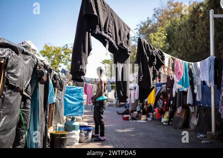 Tuni, Tunesien. März 2024. Tunis, Tunesien. 18. März 2024. Ein Lager irregulärer Migranten südlich der Sahara in der Nähe des Hauptsitzes der Internationalen Organisation für Migration (IOM) in Tunis. Viele Migranten kommen in Tunesien mit dem Ziel an, den Mittelmeerübergang vom nordafrikanischen Land nach Europa zu versuchen, wobei Osttunesien ein Hauptausgangspunkt ist (Foto: © Hasan mrad/IMAGESLIVE via ZUMA Press Wire) NUR REDAKTIONELLE VERWENDUNG! Nicht für kommerzielle ZWECKE! Stockfoto