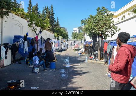 Tuni, Tunesien. März 2024. Tunis, Tunesien. 18. März 2024. Ein Lager irregulärer Migranten südlich der Sahara in der Nähe des Hauptsitzes der Internationalen Organisation für Migration (IOM) in Tunis. Viele Migranten kommen in Tunesien mit dem Ziel an, den Mittelmeerübergang vom nordafrikanischen Land nach Europa zu versuchen, wobei Osttunesien ein Hauptausgangspunkt ist (Foto: © Hasan mrad/IMAGESLIVE via ZUMA Press Wire) NUR REDAKTIONELLE VERWENDUNG! Nicht für kommerzielle ZWECKE! Stockfoto