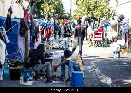 Tuni, Tunesien. März 2024. Tunis, Tunesien. 18. März 2024. Ein Lager irregulärer Migranten südlich der Sahara in der Nähe des Hauptsitzes der Internationalen Organisation für Migration (IOM) in Tunis. Viele Migranten kommen in Tunesien mit dem Ziel an, den Mittelmeerübergang vom nordafrikanischen Land nach Europa zu versuchen, wobei Osttunesien ein Hauptausgangspunkt ist (Foto: © Hasan mrad/IMAGESLIVE via ZUMA Press Wire) NUR REDAKTIONELLE VERWENDUNG! Nicht für kommerzielle ZWECKE! Stockfoto