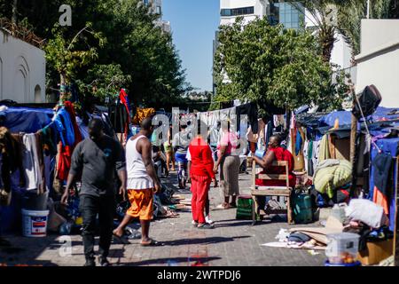 Tuni, Tunesien. März 2024. Tunis, Tunesien. 18. März 2024. Ein Lager irregulärer Migranten südlich der Sahara in der Nähe des Hauptsitzes der Internationalen Organisation für Migration (IOM) in Tunis. Viele Migranten kommen in Tunesien mit dem Ziel an, den Mittelmeerübergang vom nordafrikanischen Land nach Europa zu versuchen, wobei Osttunesien ein Hauptausgangspunkt ist (Foto: © Hasan mrad/IMAGESLIVE via ZUMA Press Wire) NUR REDAKTIONELLE VERWENDUNG! Nicht für kommerzielle ZWECKE! Stockfoto