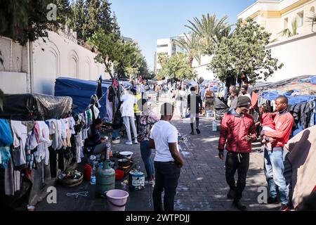 Tuni, Tunesien. März 2024. Tunis, Tunesien. 18. März 2024. Ein Lager irregulärer Migranten südlich der Sahara in der Nähe des Hauptsitzes der Internationalen Organisation für Migration (IOM) in Tunis. Viele Migranten kommen in Tunesien mit dem Ziel an, den Mittelmeerübergang vom nordafrikanischen Land nach Europa zu versuchen, wobei Osttunesien ein Hauptausgangspunkt ist (Foto: © Hasan mrad/IMAGESLIVE via ZUMA Press Wire) NUR REDAKTIONELLE VERWENDUNG! Nicht für kommerzielle ZWECKE! Stockfoto