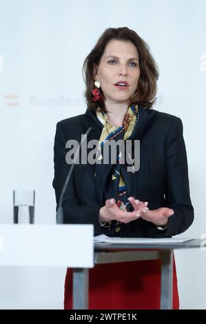 Wien, Österreich. März 2024. Verfassungsministerin Karoline Edtstadler (ÖVP) zur Vorstellung des „Maßnahmenpakets gegen Antisemitismus im digitalen Raum“ im Bundeskanzleramt Stockfoto