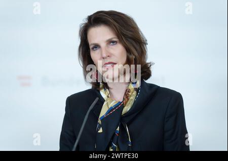 Wien, Österreich. März 2024. Verfassungsministerin Karoline Edtstadler (ÖVP) zur Vorstellung des „Maßnahmenpakets gegen Antisemitismus im digitalen Raum“ im Bundeskanzleramt Stockfoto