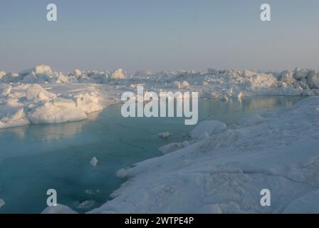 Meereslandschaft mit rauem Packeis über dem Chukchi-Meer im Frühling, vor der Küste des arktischen Dorfes Utqiagvik, arktisches Alaska Stockfoto