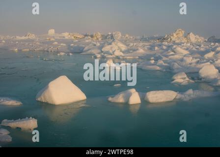 Meereslandschaft mit rauem Packeis über dem Chukchi-Meer im Frühling, vor der Küste des arktischen Dorfes Utqiagvik, arktisches Alaska Stockfoto