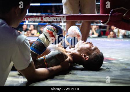 Der thailändische Boxer Petch Si Nel wurde bei den Muay Thai Kämpfen auf Koh Chang Island in Thailand ohnmächtig. Stockfoto