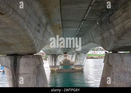 Die Brücke Villa de Bouzas in Vigo von unten gesehen mit ihrem symmetrischen Blick auf jede der Säulen und mit der Flut Stockfoto