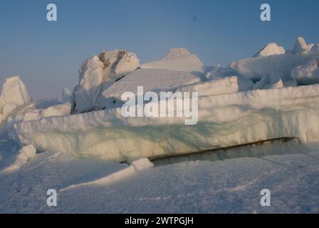 Meereslandschaft mit rauem Packeis über dem Chukchi-Meer im Frühling, vor der Küste des arktischen Dorfes Utqiagvik, arktisches Alaska Stockfoto