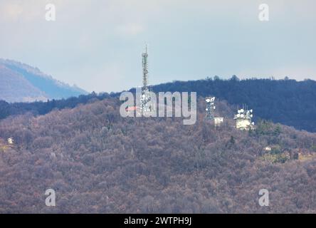 Telekommunikationsturm auf einem Hügel in den Bergen Stockfoto