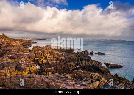 Regenbogen in Torbay von Broadsands Beach Devon im Westen Englands, Großbritannien Stockfoto