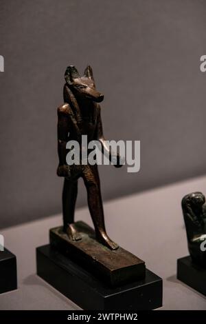 Eine Bronzestatue von Anubis, ausgestellt in einem Museum in Deutschland Stockfoto