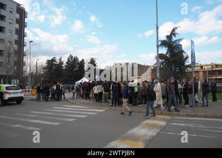 Belgrad, Serbien, 03.17.24: Lange Schlange am Wahllokal. Russische Präsidentschaftswahlen. Bürgersteig neben der Konsulatsschule. Rote Armee Boulev Stockfoto