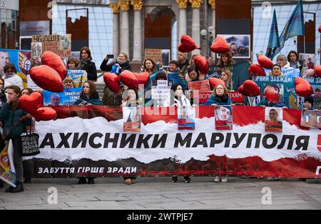 Ukrainische Frauen, Verwandte der Verteidiger von Mariupol, halten ein großes Banner und Porträts von gefangenen Soldaten mit der Forderung nach Freilassung der Kriegsgefangenen aus russischen Gefängnissen. Kiew - 16. März 2024 Stockfoto