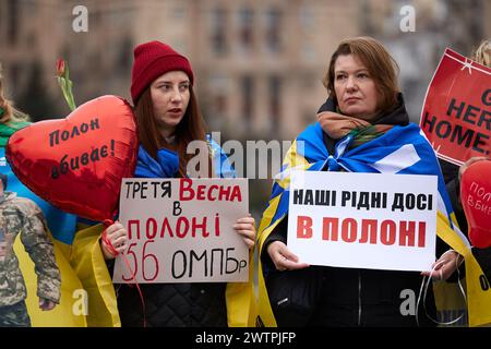 Patriotische ukrainische Frauen halten bei einer öffentlichen Demonstration die Banner "Dritter Frühling in Gefangenschaft" und "unsere Verwandten sind noch immer gefangen". Kiew - 16. März 2024 Stockfoto