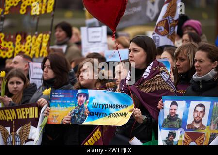 Frauen ukrainischer Verteidiger halten ihre Porträts auf einer öffentlichen Demonstration zur Freilassung von Kriegsgefangenen aus russischer Gefangenschaft. Kiew - 16. März 2024 Stockfoto