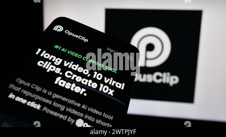 Mobiltelefon mit Website des Videobearbeitungsunternehmens Opus Clip für künstliche Intelligenz vor dem Firmenlogo. Fokussieren Sie sich oben links auf der Telefonanzeige. Stockfoto