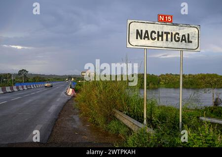 Schilder an den Nachtigal Wasserfällen am Sanaga River, benannt nach dem deutschen afrikanischen Entdecker Gustav Nachtigal, in der Nähe von Batchenga, Centre Region Stockfoto