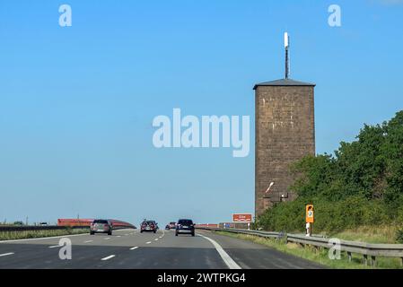 Turm an der Autobahn A9 an der Elbbrücke bei Vockerode, zu DDR-Zeiten wurde das Leuchtschild Plaste und Elaste aus Schkopau an der Brücke angebracht Stockfoto