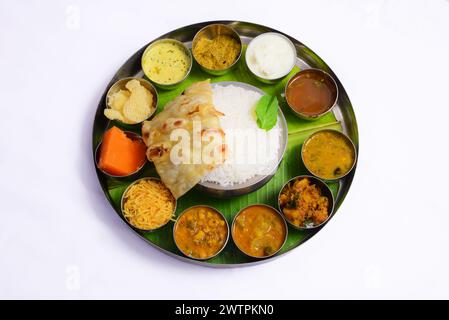 Südindische Mahlzeiten bestehen aus einer Platte, die aus einer Trockengemüse, einer Soße Gemüsezubereitung, Dal, Rasam, Chapati, Reis, Pappadum und Quark besteht. Stockfoto