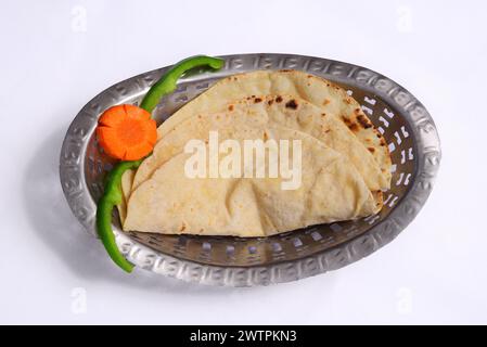 Phulka Roti ist ein weiches, im Mund schmelzendes indisches Vollkornfladenbrot. Eine Nahaufnahme ist auf einem weißen Hintergrund isoliert. Stockfoto