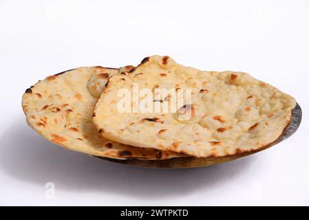 Tandoori Roti sind Fladenbrote aus Vollkornmehl, die in einem Tandoor, einem Lehmofen, gekocht werden. Serviert auf einem Teller mit Nahsicht isoliert. Stockfoto