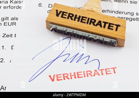 Ein Holzstempel liegt auf einem Dokument. Deutsche Inschrift: Verheiratet Stockfoto