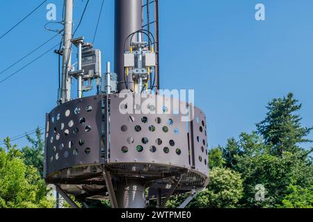 Ein Metallzellen-Turm mit verschiedenen Mikrowellenantennen vor klarem Himmel in Daejeon, Südkorea Stockfoto