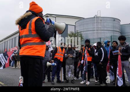 Mitarbeiter von Amazon, die sich außerhalb der Website des Online-Händlers in Coventry auf einer GMB-gewerkschaftslinie befinden, nehmen an einem Streik in ihrem langjährigen Streik über die Bezahlung Teil. Bilddatum: Dienstag, 19. März 2024. Stockfoto