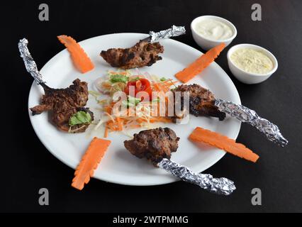 Hammelkoteletts waren ein sehr beliebtes Essen, gegrillt oder gebraten und mit einer leckeren Sauce oder Soße, Salat und Mayonnaise serviert. Stockfoto